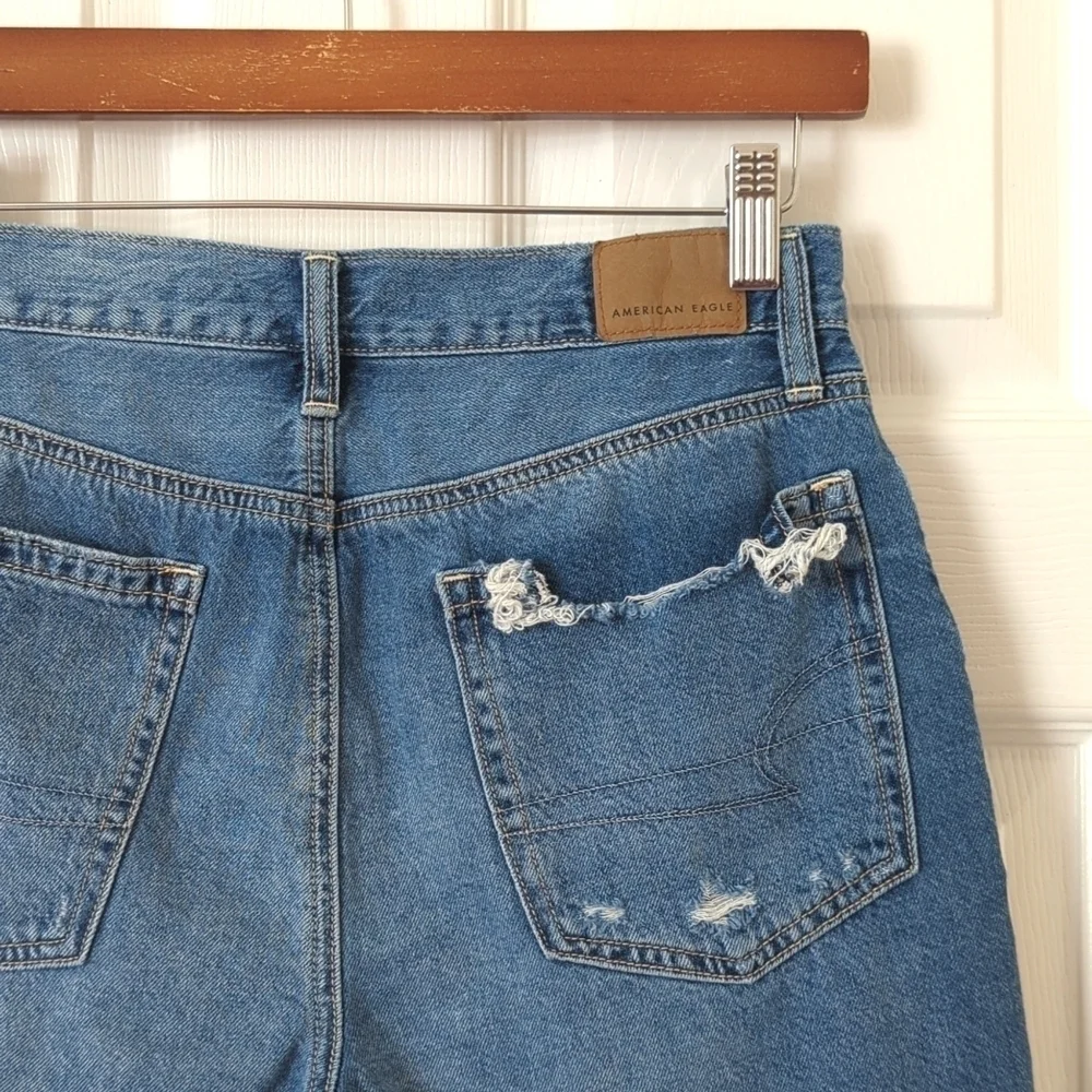 American Eagle Distressed Medium Wash Low Rise Baggy Denim Jean Shorts 00